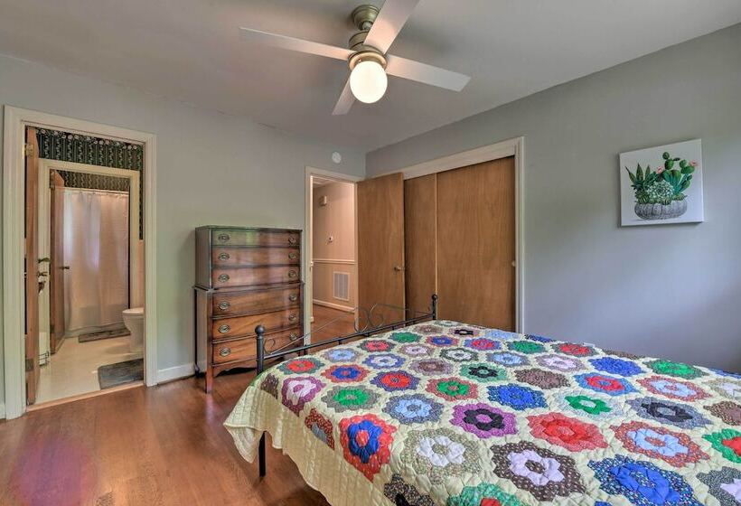 Cozy Charlotte Retreat W/ Yard ~ 5 Mi To Dtwn