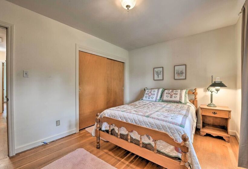 Cozy Charlotte Retreat W/ Yard ~ 5 Mi To Dtwn