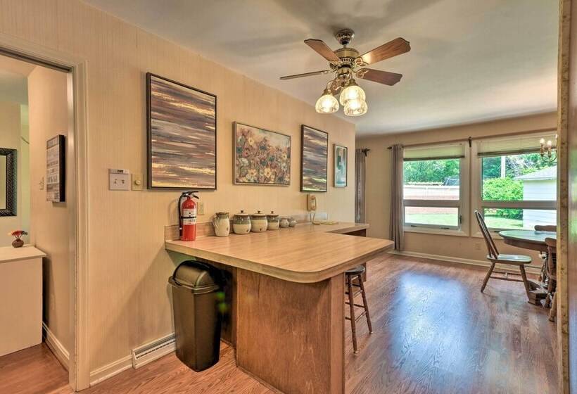 Cozy Charlotte Retreat W/ Yard ~ 5 Mi To Dtwn