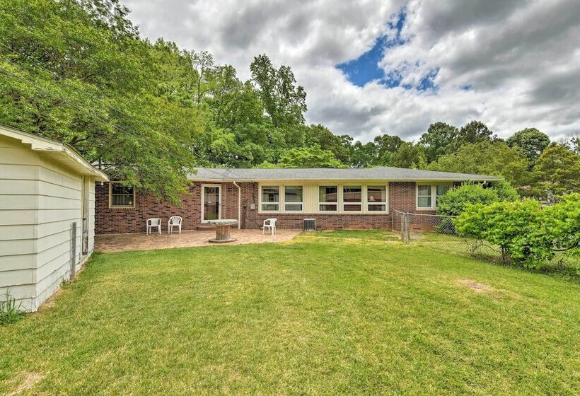 Cozy Charlotte Retreat W/ Yard ~ 5 Mi To Dtwn