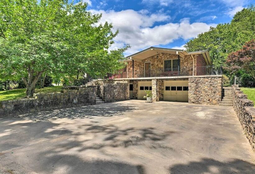 Cozy Charlotte Retreat W/ Yard ~ 5 Mi To Dtwn