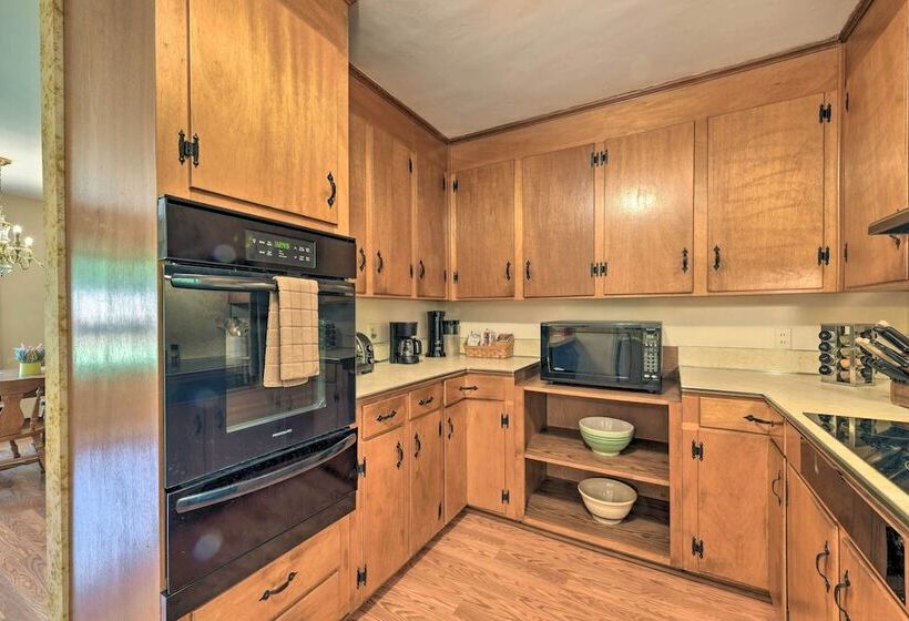 Cozy Charlotte Retreat W/ Yard ~ 5 Mi To Dtwn