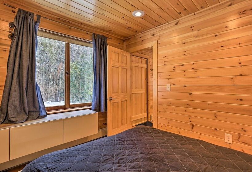 Cozy Couples Cabin: Hike, Dine, Fish, And More!