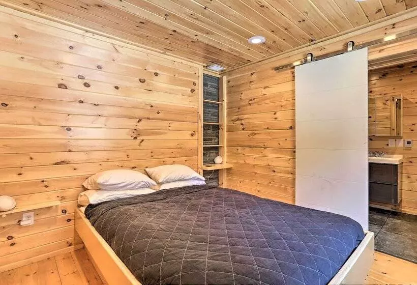 Cozy Couples Cabin: Hike, Dine, Fish, And More!