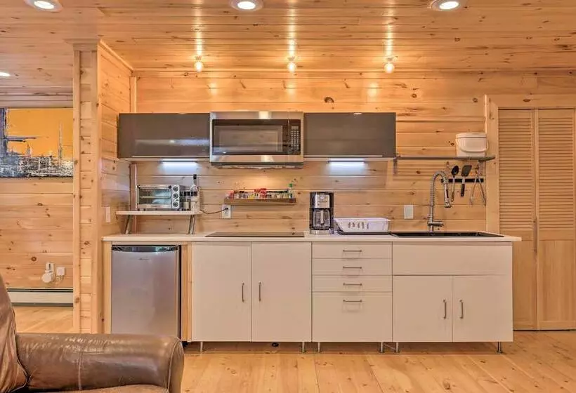 Cozy Couples Cabin: Hike, Dine, Fish, And More!