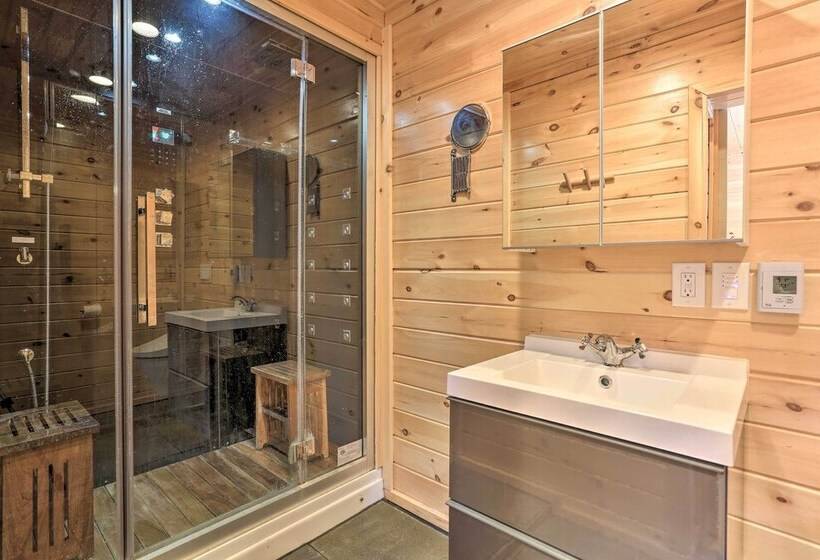 Cozy Couples Cabin: Hike, Dine, Fish, And More!