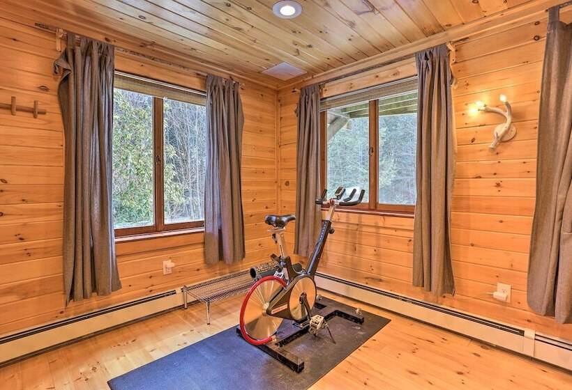 Cozy Couples Cabin: Hike, Dine, Fish, And More!