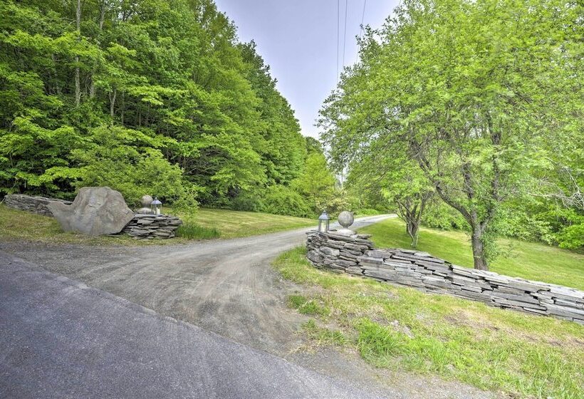 Cozy Couples Cabin: Hike, Dine, Fish, And More!