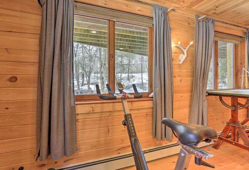 Cozy Couples Cabin: Hike, Dine, Fish, And More!