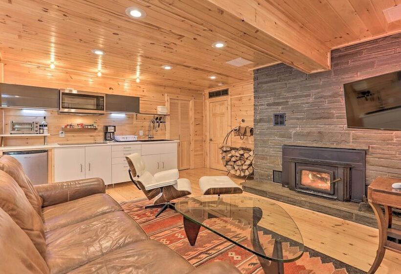 Cozy Couples Cabin: Hike, Dine, Fish, And More!