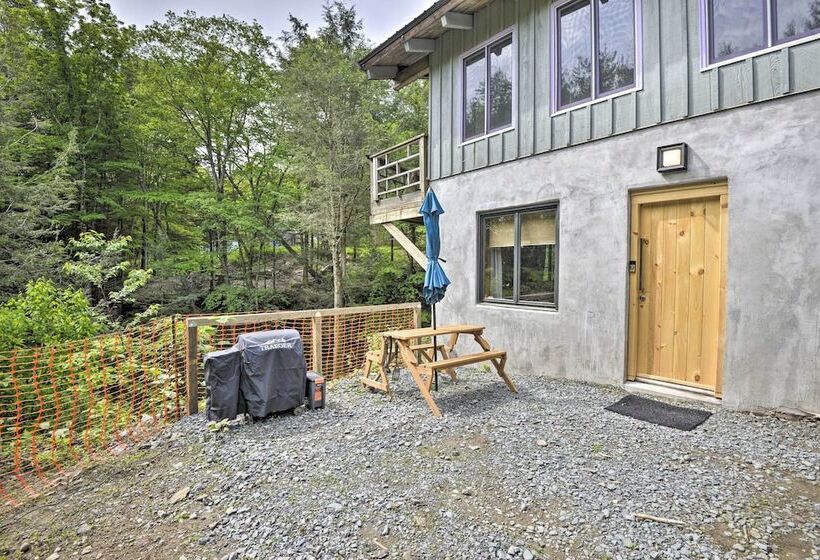 Cozy Couples Cabin: Hike, Dine, Fish, And More!