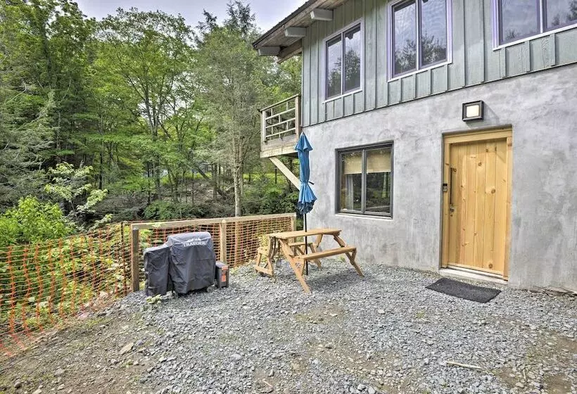 Cozy Couples Cabin: Hike, Dine, Fish, And More!