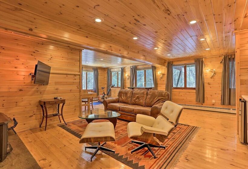 Cozy Couples Cabin: Hike, Dine, Fish, And More!