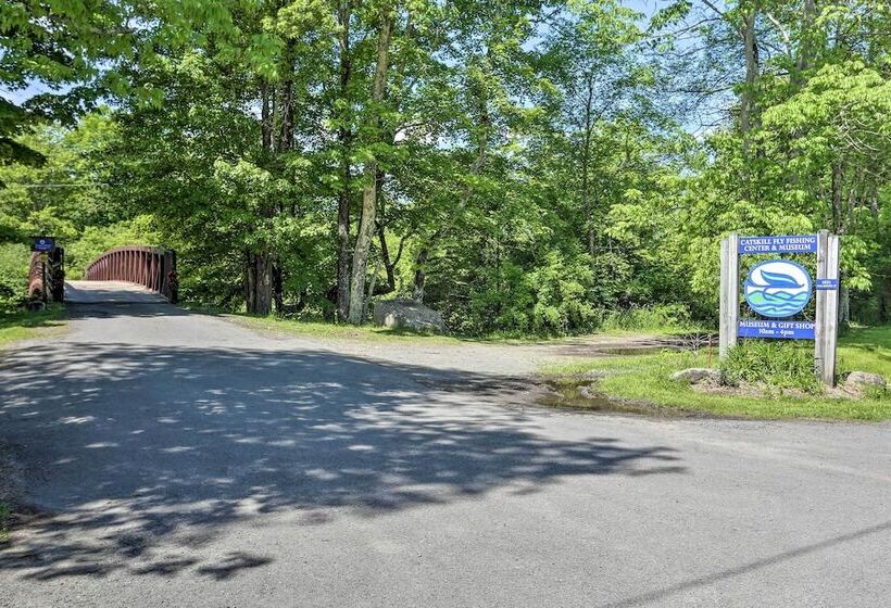 Cozy Couples Cabin: Hike, Dine, Fish, And More!