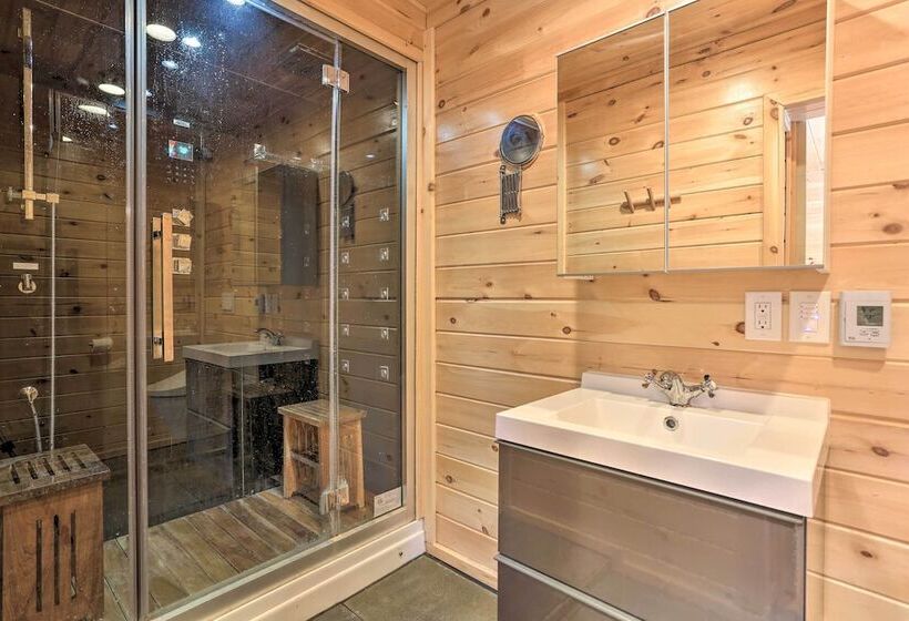 Cozy Couples Cabin: Hike, Dine, Fish, And More!