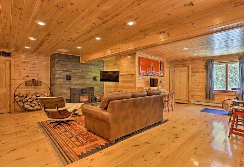 Cozy Couples Cabin: Hike, Dine, Fish, And More!