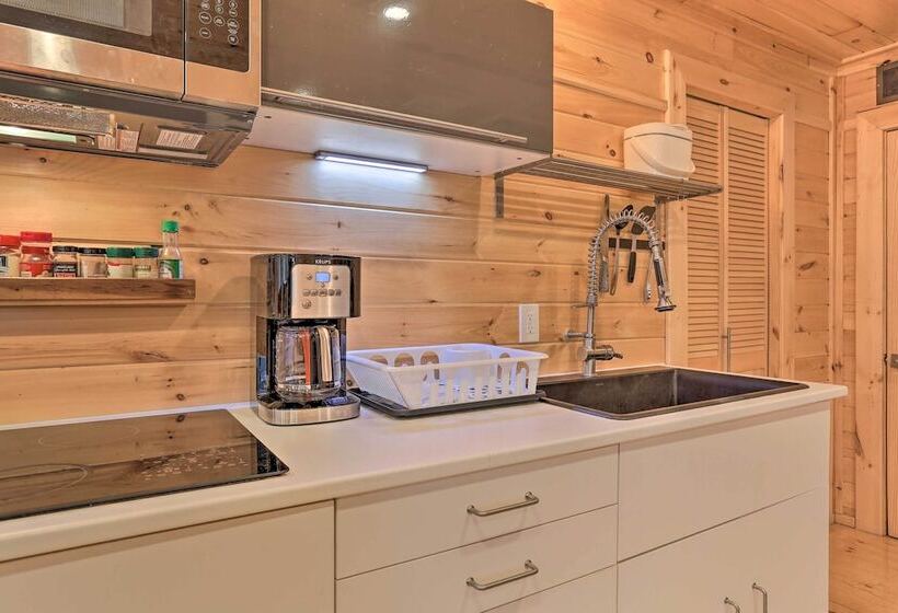 Cozy Couples Cabin: Hike, Dine, Fish, And More!