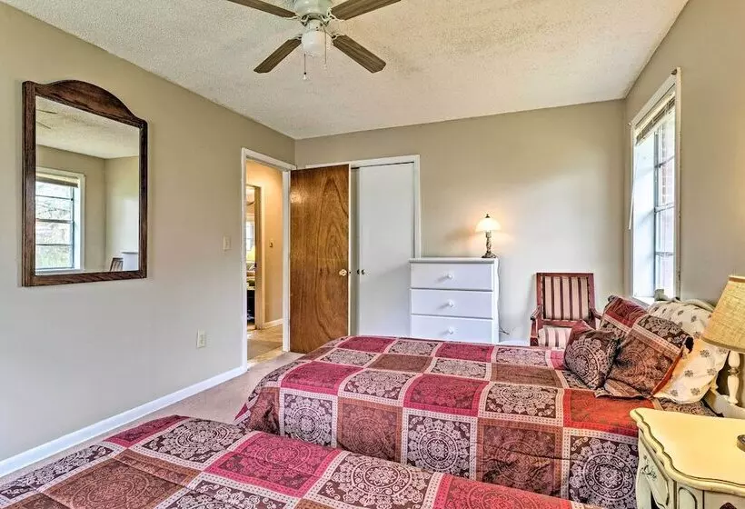 Cozy Home W/ Grill: Walkable Oxford Location