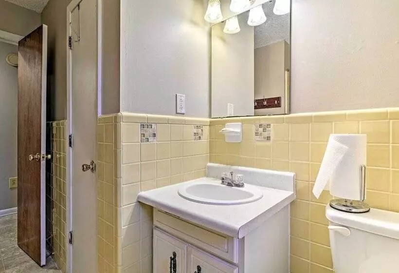 Cozy Home W/ Grill: Walkable Oxford Location