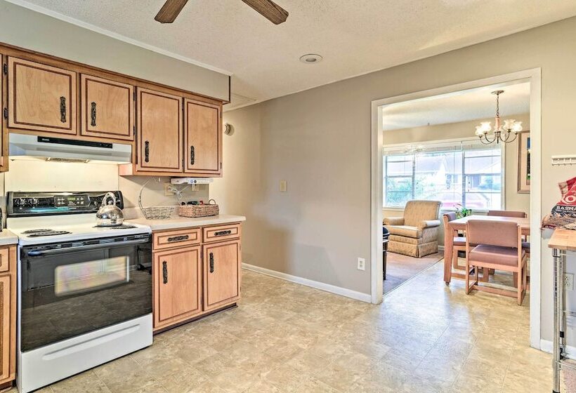 Cozy Home W/ Grill: Walkable Oxford Location