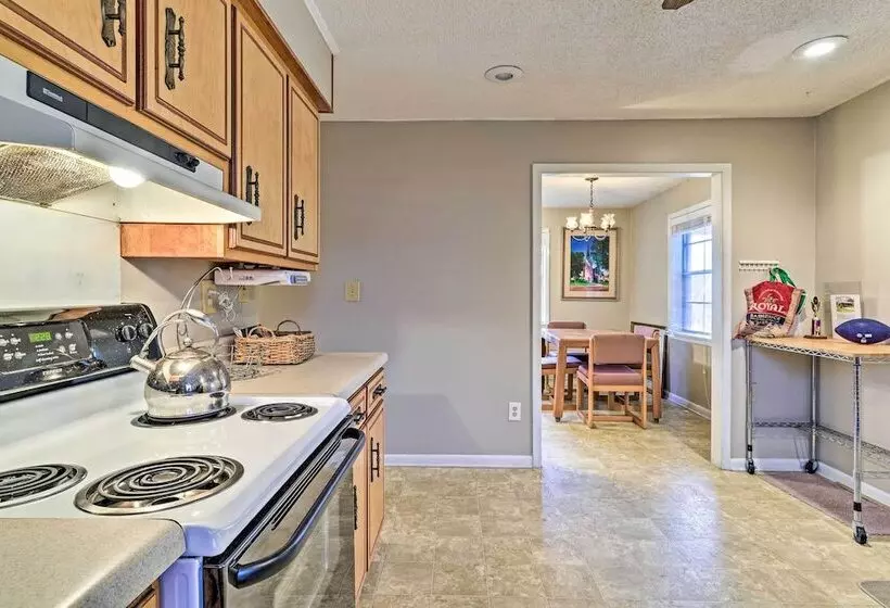 Cozy Home W/ Grill: Walkable Oxford Location
