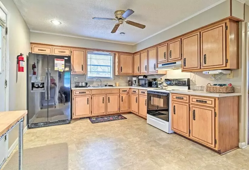 Cozy Home W/ Grill: Walkable Oxford Location