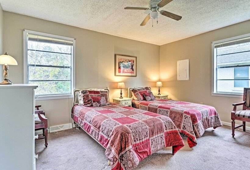 Cozy Home W/ Grill: Walkable Oxford Location