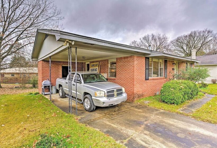 Cozy Home W/ Grill: Walkable Oxford Location