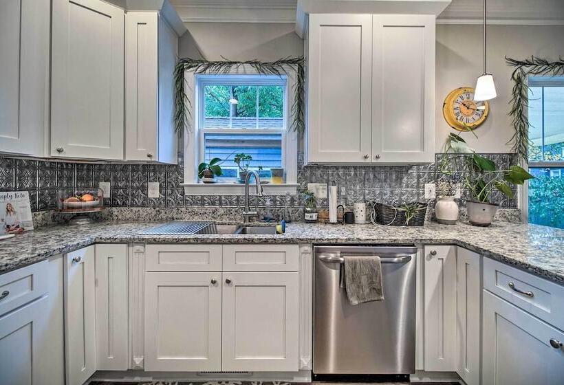 Downtown Fredericksburg Home W/ Large Patio!