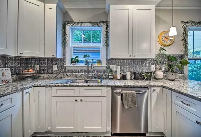 Downtown Fredericksburg Home W/ Large Patio!