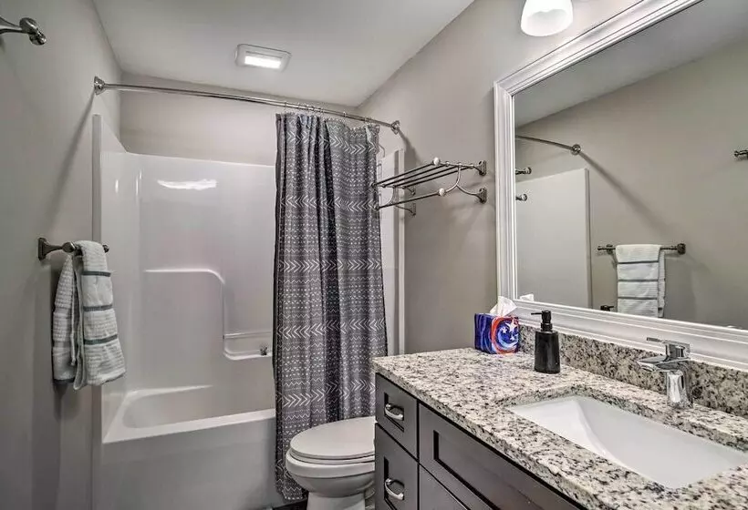 Downtown Fredericksburg Home W/ Large Patio!
