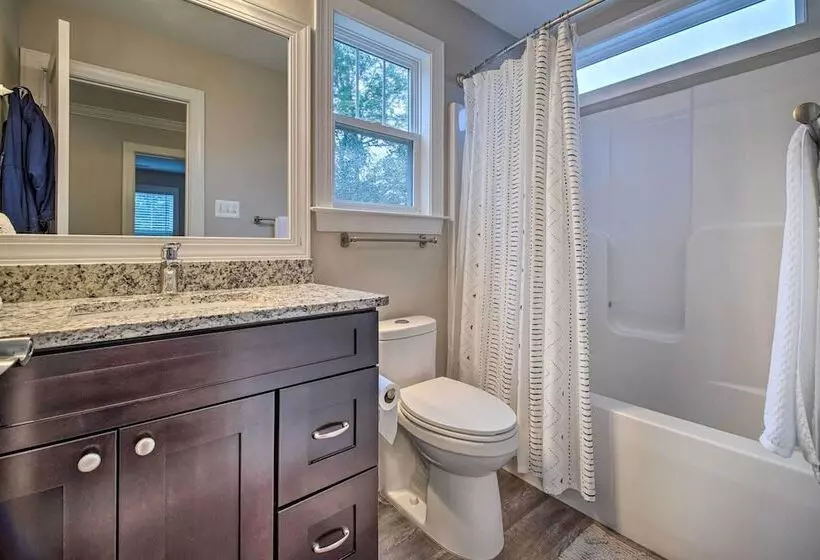 Downtown Fredericksburg Home W/ Large Patio!
