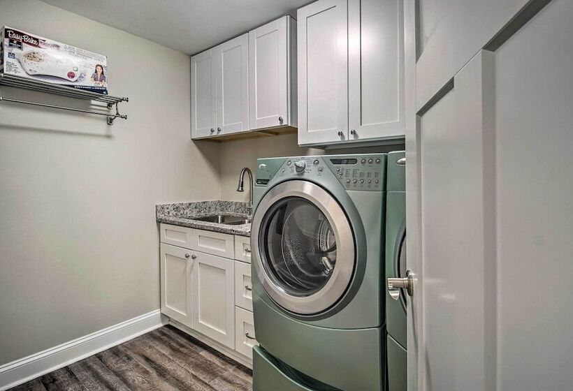 Downtown Fredericksburg Home W/ Large Patio!