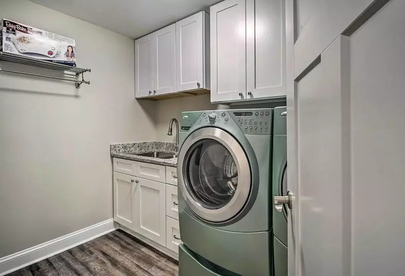 Downtown Fredericksburg Home W/ Large Patio!