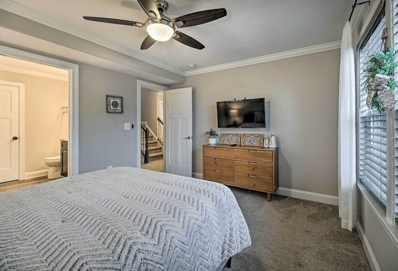 Downtown Fredericksburg Home W/ Large Patio!