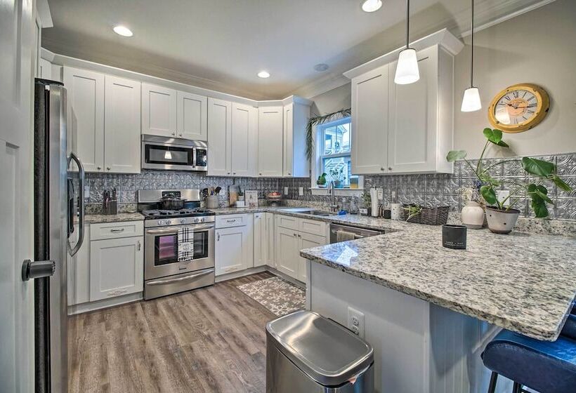 Downtown Fredericksburg Home W/ Large Patio!