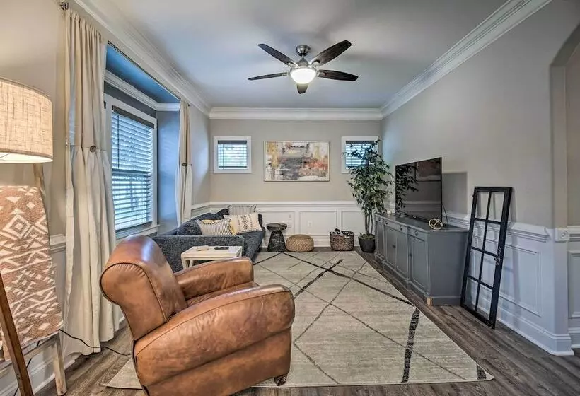 Downtown Fredericksburg Home W/ Large Patio!