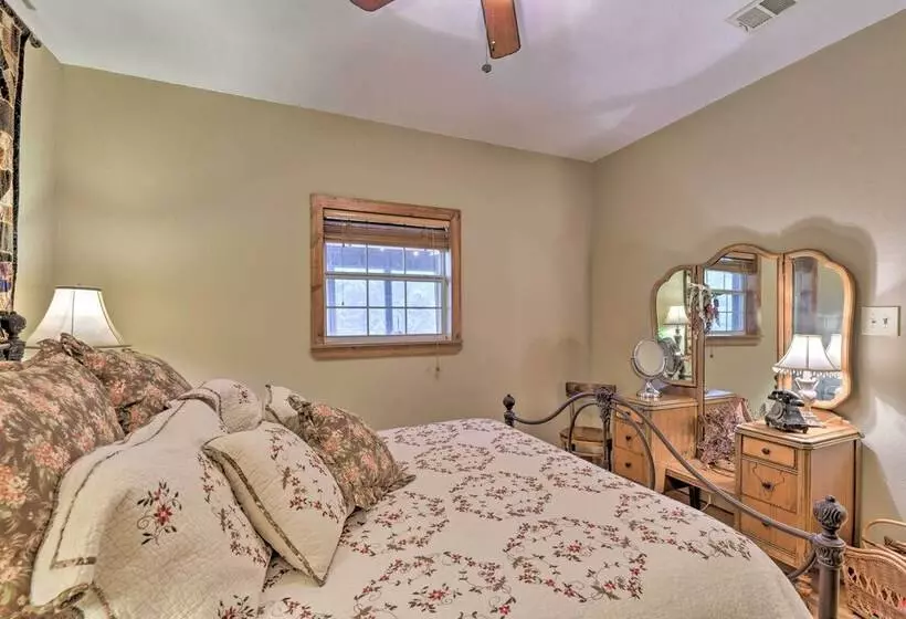 Pet Friendly Glen Rose Retreat W/ Screened Deck!