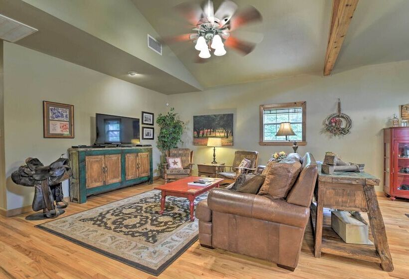 Pet Friendly Glen Rose Retreat W/ Screened Deck!