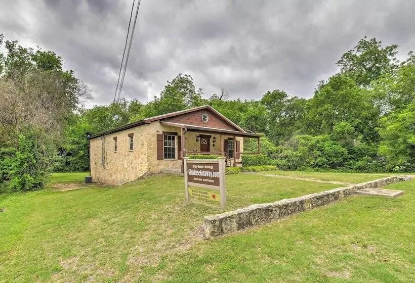 Pet Friendly Glen Rose Retreat W/ Screened Deck!