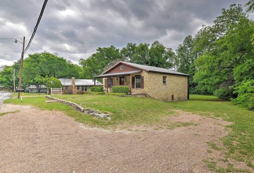 Pet Friendly Glen Rose Retreat W/ Screened Deck!