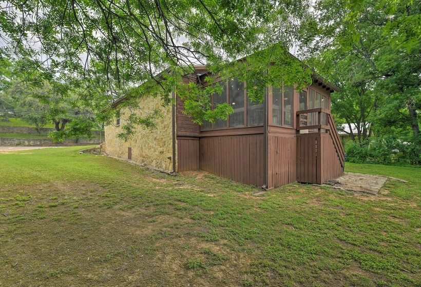 Pet Friendly Glen Rose Retreat W/ Screened Deck!