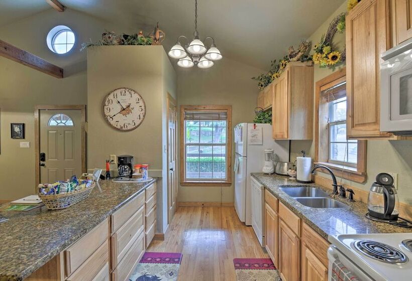 Pet Friendly Glen Rose Retreat W/ Screened Deck!