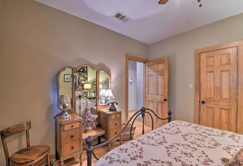 Pet Friendly Glen Rose Retreat W/ Screened Deck!
