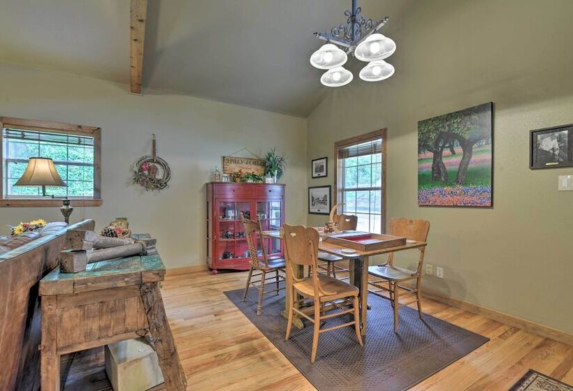 Pet Friendly Glen Rose Retreat W/ Screened Deck!