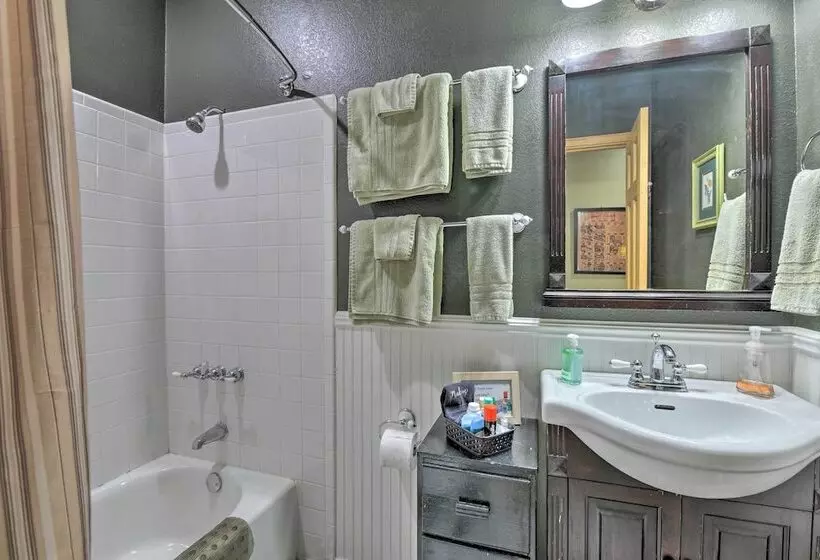 Pet Friendly Glen Rose Retreat W/ Screened Deck!