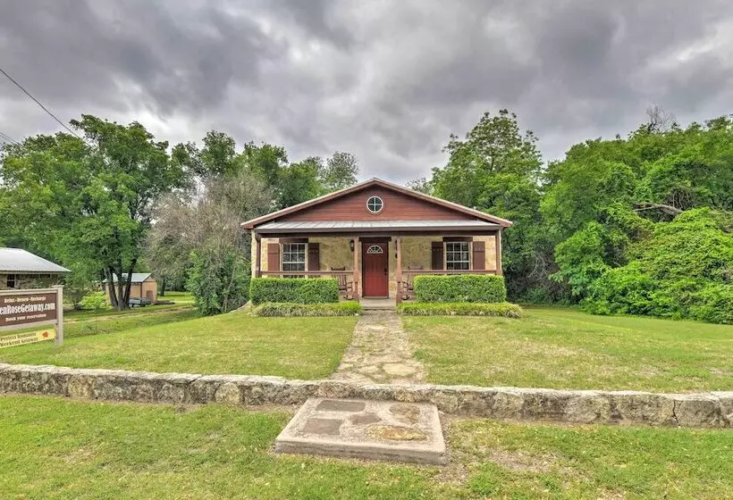 Pet Friendly Glen Rose Retreat W/ Screened Deck!