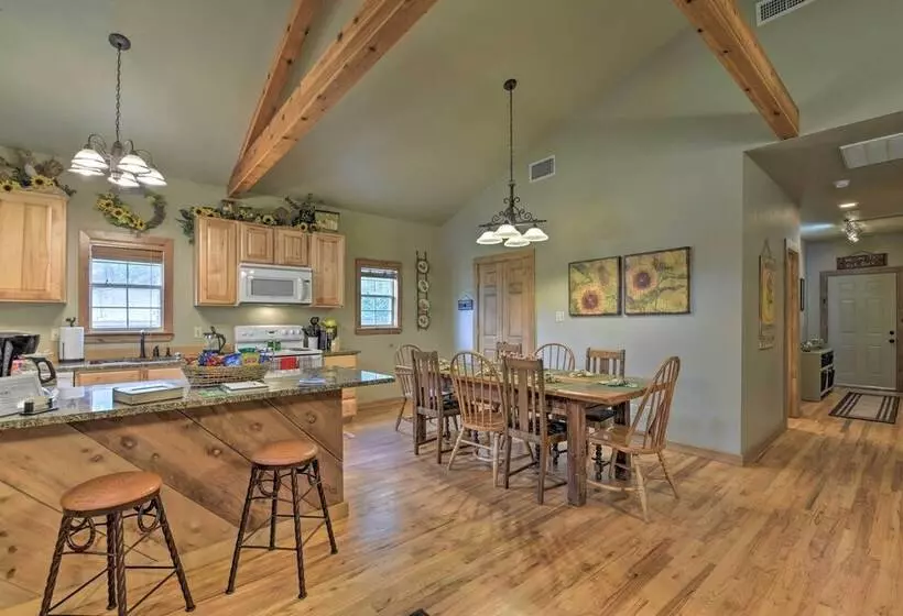 Pet Friendly Glen Rose Retreat W/ Screened Deck!