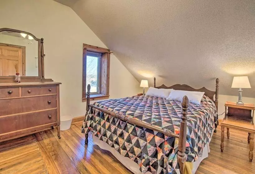 Historic Farmhouse On 7 Acres W/ Stellar View!