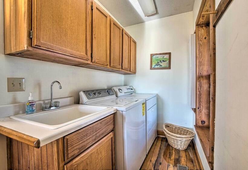 Historic Farmhouse On 7 Acres W/ Stellar View!